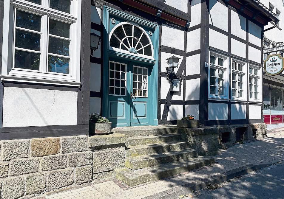 Passanten mit Kinderwagen, Rollator oder Rollstuhl haben auf dem engen Gehweg vor Haus Dahl keine Chance. Das soll sich im Zuge der Innenstadtsanierung ändern und auch der gesamte Marktplatz inklusive Rathausvorplatz wird barrierefrei gestaltet. Foto: Bsdurek