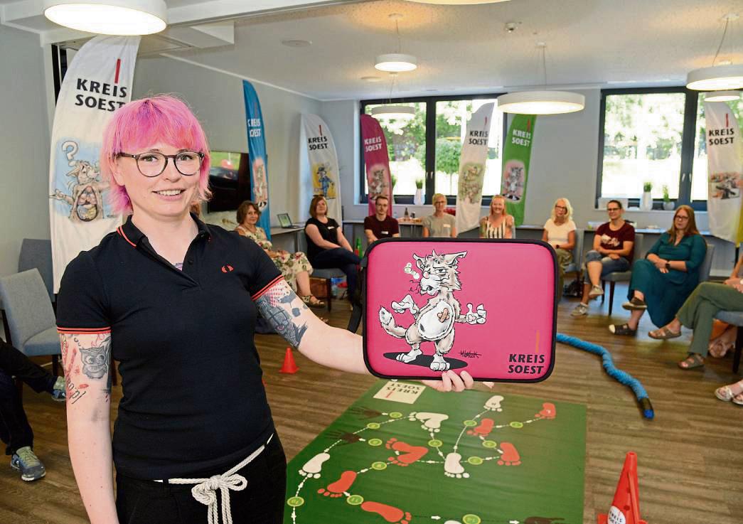 Der Alkoholpräventionsparcours war im Jahr 2024 an 23 Aktionstagen unterwegs und hat dabei an elf Schulen mehr als 778 Jugendliche erreicht. Alexa Krause, Suchtpräventionskraft, nutzt den Parcours als Baustein der Präventionsarbeit. Archivfoto: Birgit Kalle/Kreis Soest