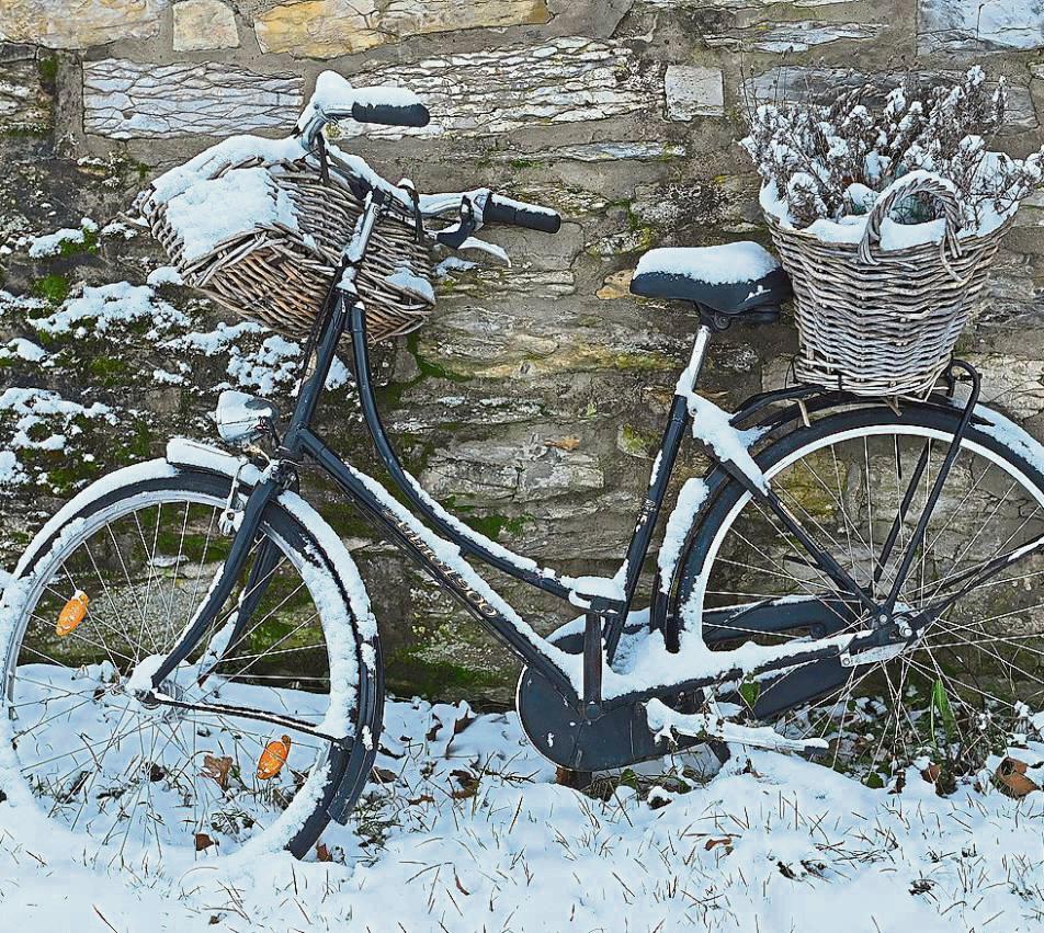 Dank Schneekissen weich gepolstert: ein Fahrrad am Haus Thoholte in Geseke.