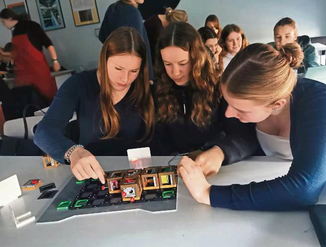 Luisa Wickentrup, Carla Laukötter und Lisann Luster-Haggeney (v.l.) experimentieren mit einem Michelson-Interferometer.