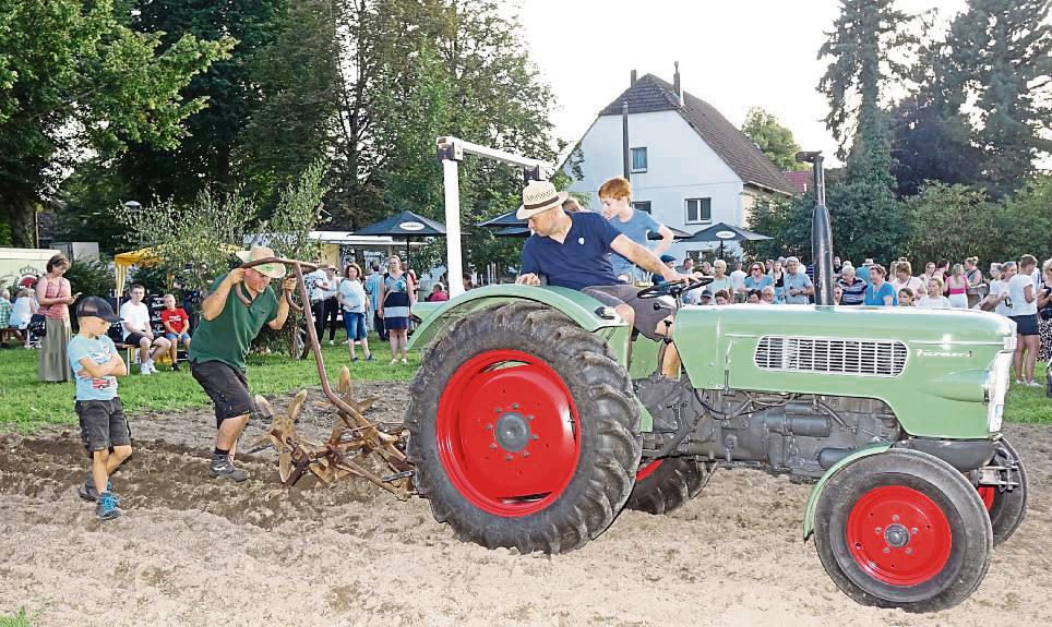Alte Ackergeräte wie ein Pflug und ein Kartoffelroder wurden während des Kartoffelfestes am Samstag vorgeführt. Fotos: Kloer