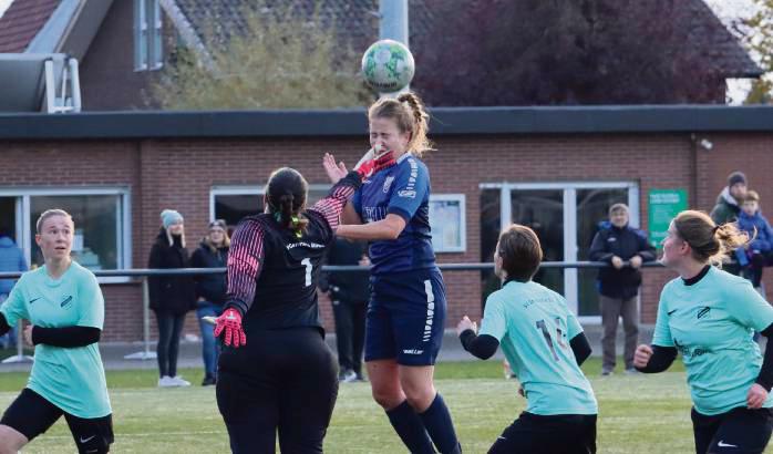 Die Wadersloher Frauen (in Blau) gehen mit einem klaren Plan ins Duell mit dem ebenfalls noch ungeschlagenen Gastgeber aus Thülen. Foto: Feichtinger
