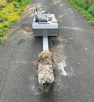 Unbekannte stahlen einen Zigarettenautomaten samt Fundament. Foto: Polizei