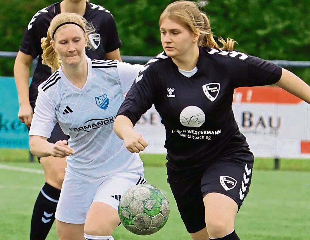 Diesmal soll es klappen mit dem Pokalsieg: Die Fußballerinnen des TuS Wadersloh (in Weiß) treffen im Endspiel auf den Bezirksligisten SpVg Oelde. Das Team von Trainer Manotas ist nicht nur Favorit, sondern auch hoch motiviert. Foto: Feichtinger