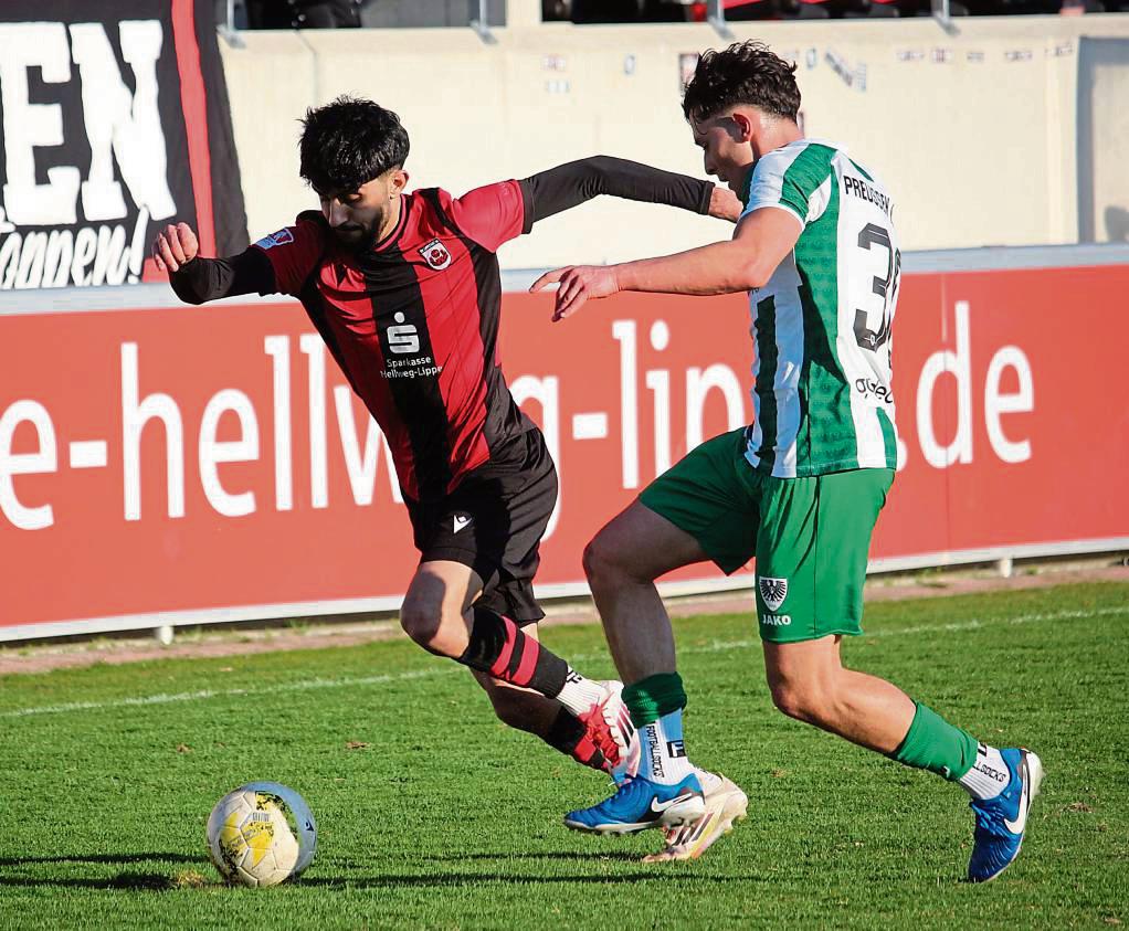 Samet Coskun (l.) und der SV Lippstadt stehen im Auswärtsspiel bei der Spvgg. Erkenschwick unter Druck. Es geht nicht nur um drei Punkte, das 1:2 gegen Münster vergessen zu machen, sondern auch schon um die Verträge für die neue Saison. Foto: Heinke
