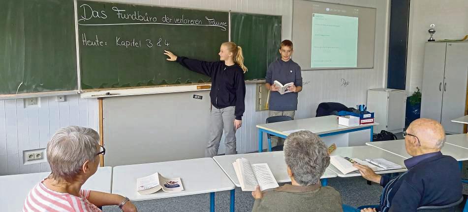 Bei den „Eule“-Kursen drücken Menschen ab 55 Jahren die Schulbank, während die Jugendlichen den Unterricht übernehmen. Foto: Caritas Gütersloh