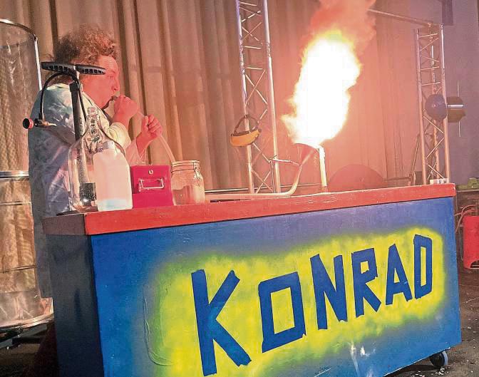 Im Dezember förderte die Bürgerstiftung mit erheblichen Mitteln ein Gastspiel des bekannten Wissenschaftscomedian Konrad Stöckel im Gymnasium Johanneum.
