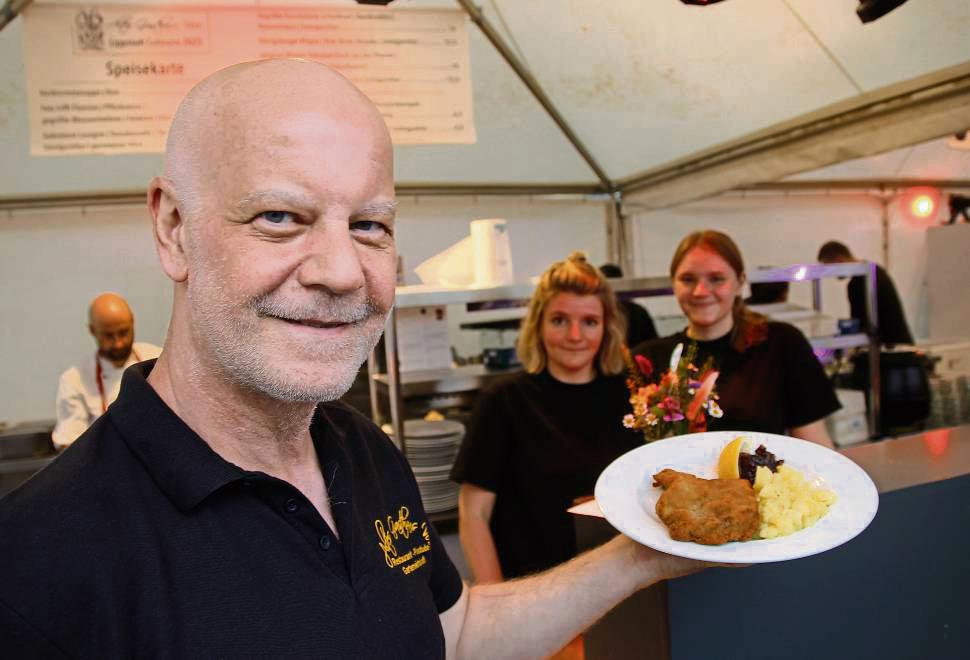Ein Urgestein mit einem der Culinaire-Klassiker: Ralf Mende ist mit dem Gasthaus Voss seit 25 Jahren Teil des Gastro-Events. Das Wiener Schnitzel geht bei den Kunden immer. Foto: Puls
