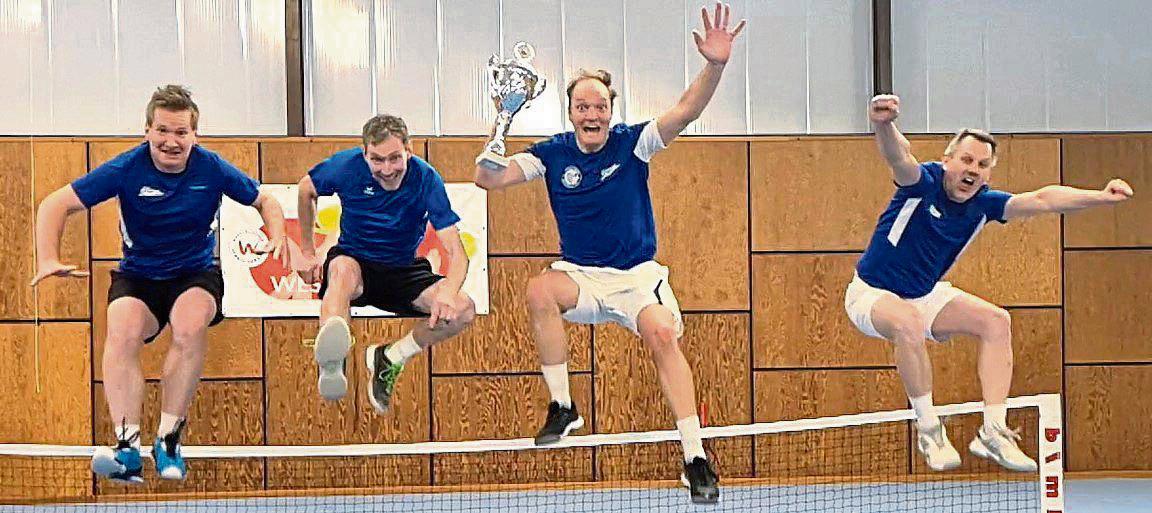 Freudensprünge bei den Herren 40 des TV Erwitte nach dem geschafften Aufstieg: Das Team vom Hellweg blieb die gesamte Saison ungeschlagen und schlägt künftig in der Westfalenliga auf. Das letzte Spiel in Münster wurde souverän mit 4:2 gewonnen.