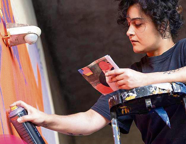 Hülya Özkan wird im Nachklapp des Festivals das Stellwerk der WLE künstlerisch gestalten. Foto: Ida Andrae