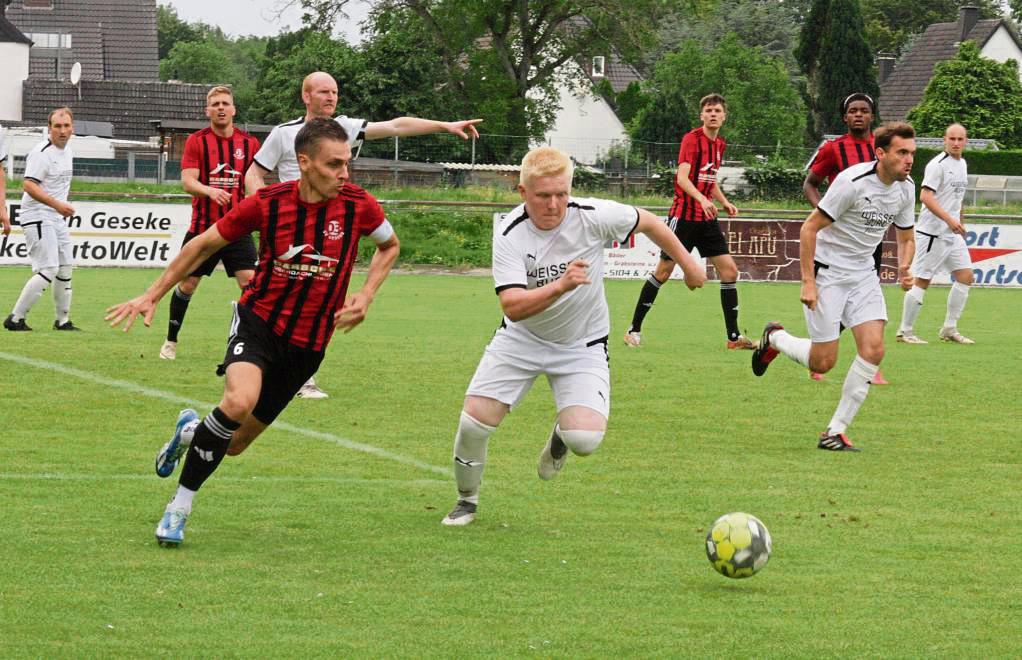 Die Kicker des SV 03 Geseke (in Rot) taten sich gegen die SG Verlar/Mantinghausen schwerer als erwartet, feierten am Ende aber einen standesgemäßen 4:1-Erfolg. Foto: Schlink