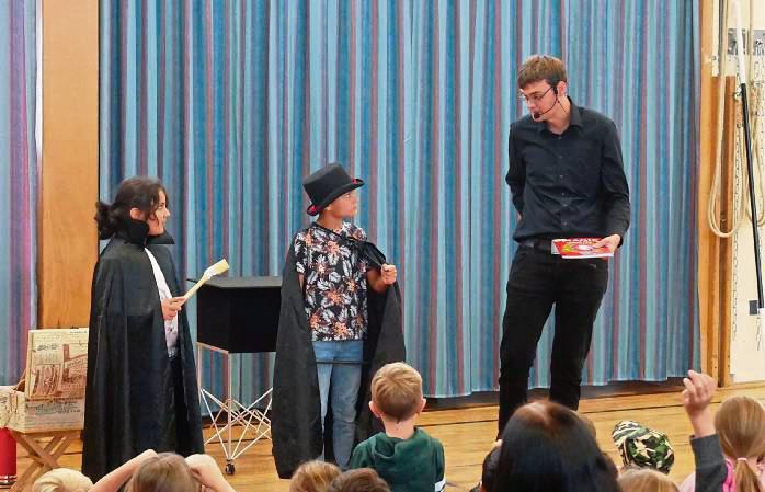 Magische Momente erlebten die Kinder der Nikolausschule gemeinsam mit Zauberer Matthis Kahler. Foto: Bsdurek