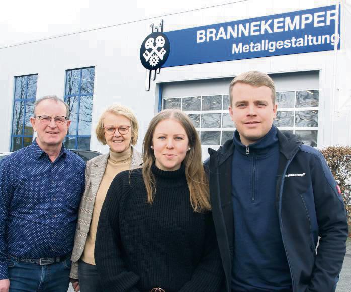 Der Generationenwechsel ist eingeleitet: Peter und Birgit Brannekemper mit ihren Kindern Patricia und Maximilian Brannekemper vor dem Familienbetrieb. Foto: Schwade