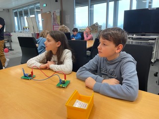 Wanda und Lars verfolgten die Erklärungen aufmerksam. Foto: Grundschule St. Marien Geseke