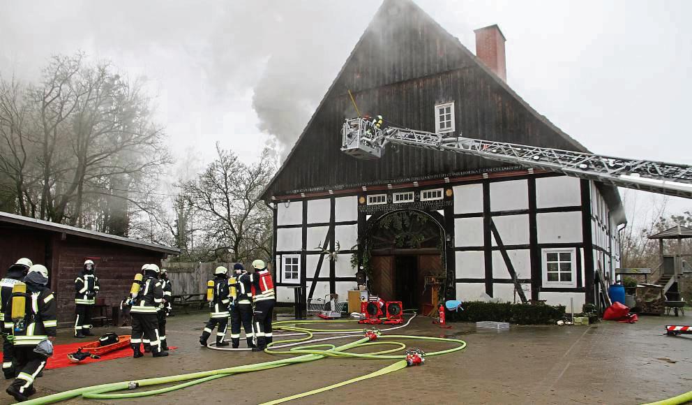 Dicke Rauchschwaden stiegen vom brennenden Fachwerkhaus empor. Foto: Johannes Büttner