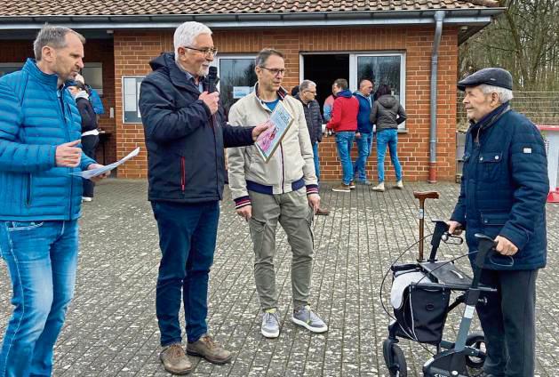 Besucht trotz seines hohen Alters noch regelmäßig die Heimspiele der Fußballer des TuS Anröchte: Anton Henneboel wurde nun für 75-jährige Vereinszugehörigkeit vom TuS-Vorsitzenden Günter Schmidt (2.v.l.) geehrt.