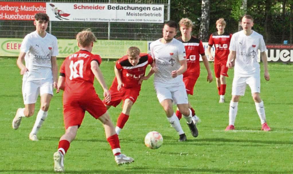 Ihre Erfolgsserie bauten die A-Junioren des Tabellenführers TuS Lipperode (in Weiß) beim 3:1 gegen Soest II aus und gehen nun mit breiter Brust in die Rückrunde. Foto: Dannhausen