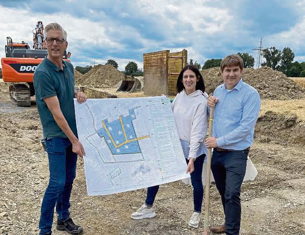 Haben einen Plan (v.l.): Franz-Josef Steinkemper (Tiefbau), Dagmar Hermes (Wirtschaftsförderung) und Bürgermeister Remco van der Velden beim Spatenstich.