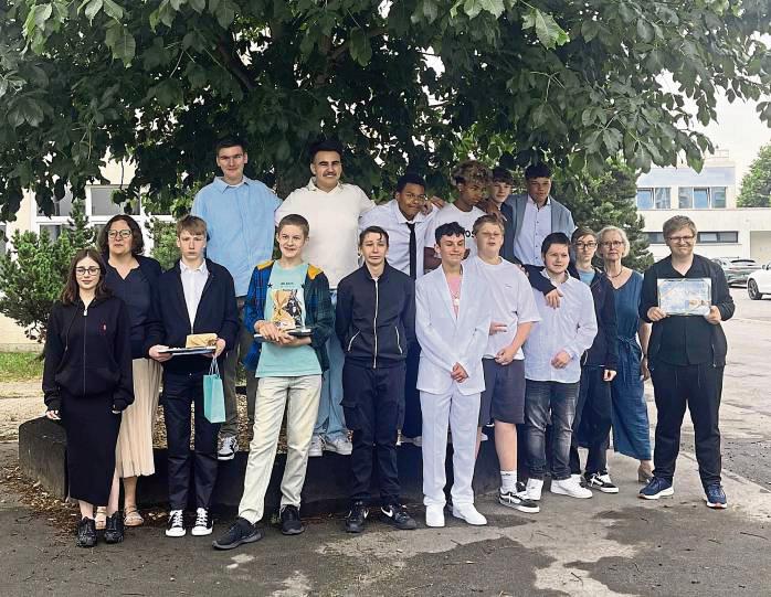 Freuten sich über ihre Abschlusszeugnisse: Die Zehntklässler der Hedwig-Schule.