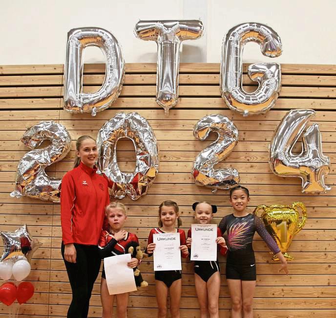 Hochklassig besetzt war der DTG-Pokal in Dortmund. Auch wenn nicht alles nach Wunsch lief, waren (v.l.) Betreuerin Carla Dirkwinkel, Taina Konradi, Lore Surendorf, Mia Tiedemann und Fiona Tong mit den Leistungen zufrieden.