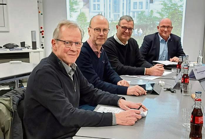 Erstmals öffentlich getagt: Beirats-Vize Horst Schönweitz und Chef-Stadtplaner Heinrich Horstmann mit den Architekten Bernd Passgang und Reiner Kiehl (v.l.). Foto: Heienbrok