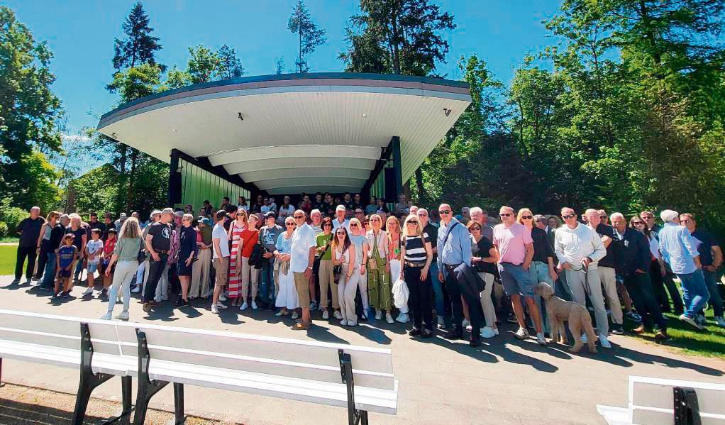 Rund 250 Unterstützer der Kurpark-Petition setzten jetzt bei einem Treffen an der Konzertmuschel ein Zeichen des Widerstands. Auch die Politik signalisiert Unterstützung.