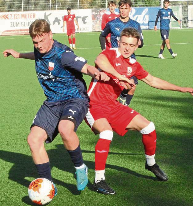 Heimklatsche gegen RW Ahlen II: Die A-Junioren des TuS Lipperode (dunkle Trikots) hätten zur Pause eigentlich führen müssen, am Ende hieß es 6:2 für die Gäste. Foto: Dannhausen