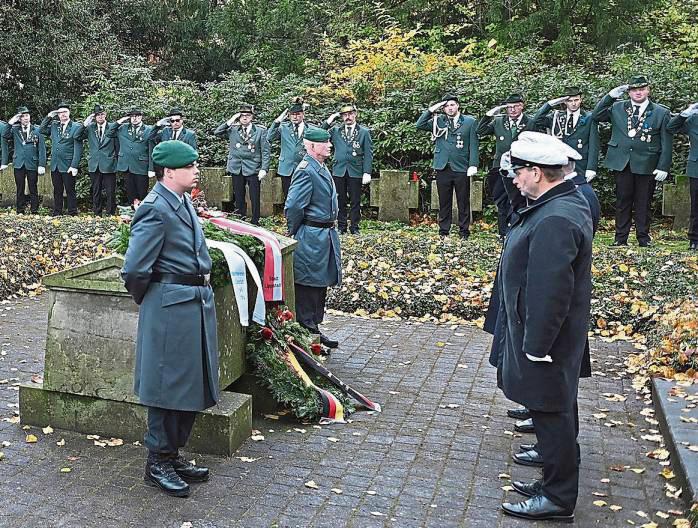 Bei dem Gedenken soll auf dem Hauptfriedhof, wie hier in 2023, wieder ein Kranz niedergelegt werden. Foto: Tuschen