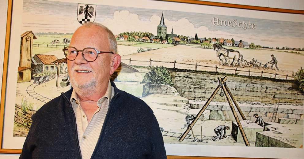 Viel für Anröchte bewegen will der Heimatvereinsvorsitzende Michael Kussmann. Im Steinmuseum steht er für das Foto vor einem gemalten Bild seines Vaters. Foto: Dagmar Meschede