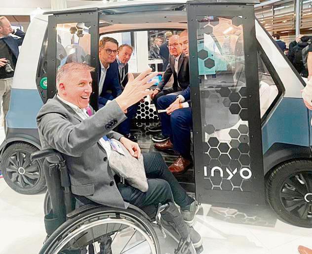 Was kann das Auto der Zukunft? Auf der Hannover-Messe präsentierte Prof. Achim Rettberg (vorn) das Projekt Gaia-X4Ageda. Ein erster Prototyp ist bereits eingebettet ins Fahrzeug von Inyo – einer Art automatisiertem Taxi, an dem u.a. die Uni Paderborn derzeit forscht.