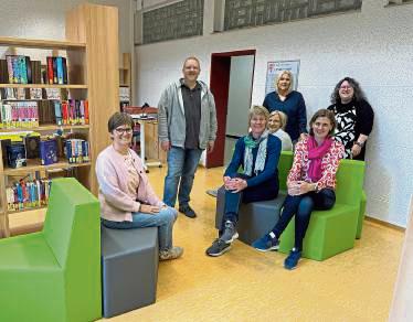 Die Förderer der Marienschule machten sich auch ein Bild von der mit Unterstützung des Fördervereins neu eingerichteten Leselounge.