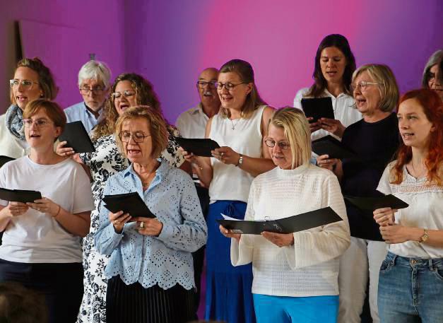 Unter der Leitung von Antje Stahl-Nünning präsentierten die Just-Us-Sängerinnen und -Sänger in der T8-Kulturscheune ein „Best of 10 years“-Programm. Foto: Heier