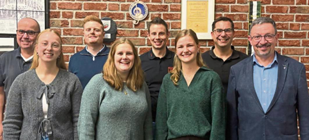 Der Vorstand der „Harmonie“ Verlar (v.l.): Beisitzer Mathias Schulte, Jugendvertreterin Josefine Deppe, 2. Vorsitzender Jonas Renkamp, Kassiererin Vivian Renkamp, Geschäftsführer Stefan Stich, Schriftführerin Lia Engels, Vorsitzender Guido Hunold und Kapellmeister Michael Streit.