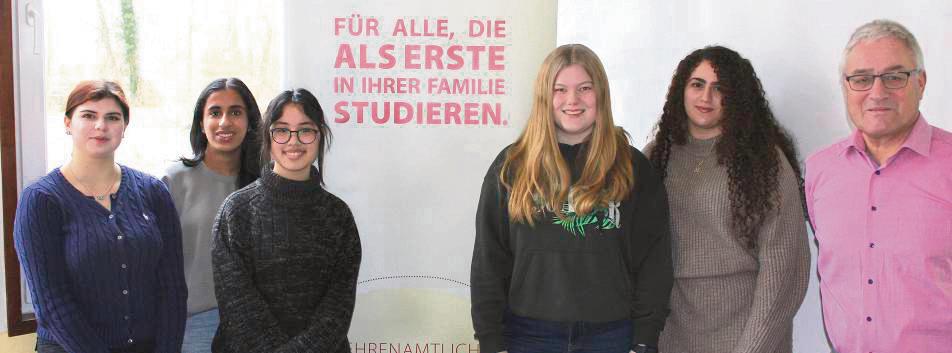 Arbeiterkind stellt sich vor: Klaus Buchmann (r.) beriet beim Orientierungstag Schülerinnen und Schüler ehrenamtlich zum Thema Studieren und Finanzierung. Foto: Mintert