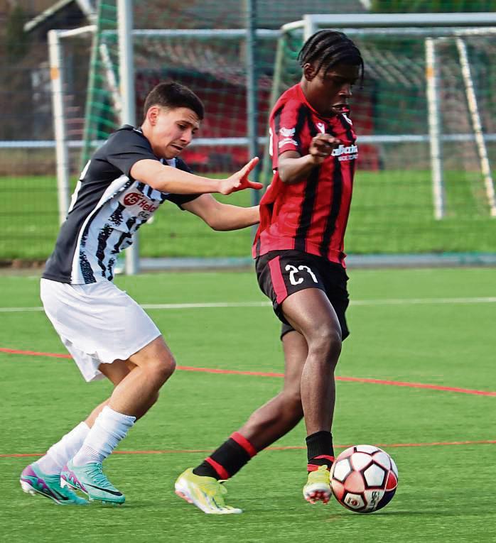 Eine herausfordernde Aufgabe dürfte das Duell mit dem VfL Bochum für die B-Junioren des SV Lippstadt (in Schwarz-Rot) werden. Das Hinspiel ging 0:2 verloren. Foto: Feichtinger