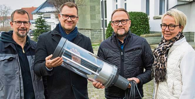 Thomas Borgschulte, Fabian Wälter, Alfred Schmidt und Birgit Hendriks (v.l.) sind von der neuen LED-Technik begeistert