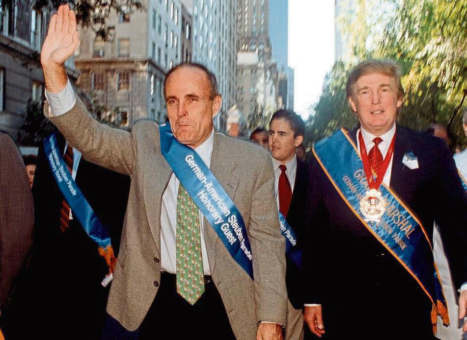 Vor gut 25 Jahren führte der heutige US-Präsident Donald Trump die New Yorker Steubenparade an, an seiner Seite marschierte der damalige Bürgermeister Rudy Giuliani. Mit dabei war seinerzeit auch eine Gruppe aus Langeneicke. Foto: Imago