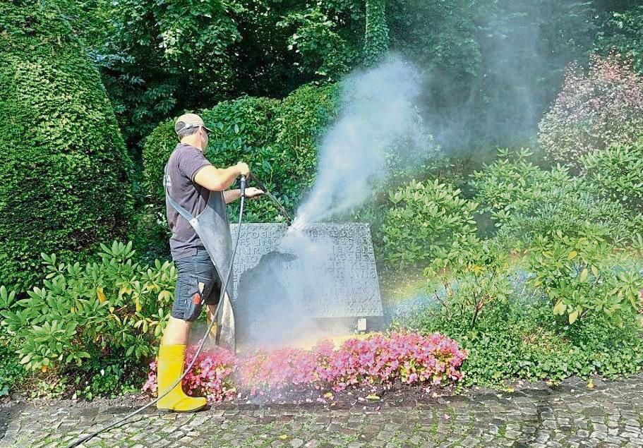 Nach fast 65 Jahren war es Zeit für eine Frischekur: Das Ehrenmal in Dedinghausen ist umfassend restauriert worden.