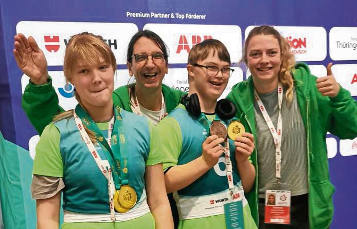 Was für ein Erfolg! Riesig freuten sich Laura Hefner und Leonard Häuser über ihre Medaillen bei den Special Olympics, die sie in den Kletter-Disziplinen gewannen.
