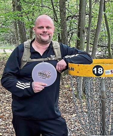 Ein sehenswerter Wurf gelang Discgolfer Torben Langenberg, der seine Scheibe nur 77 Zentimeter neben dem Korb platzierte.