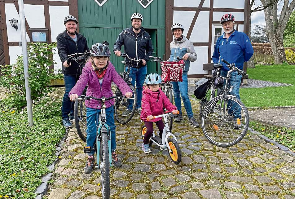 Stehen schon in den Startlöchern zum Anradeln (v.l.): Conrad Maas, Familie Jütte und Ortsvorsteher Josef Struwe.