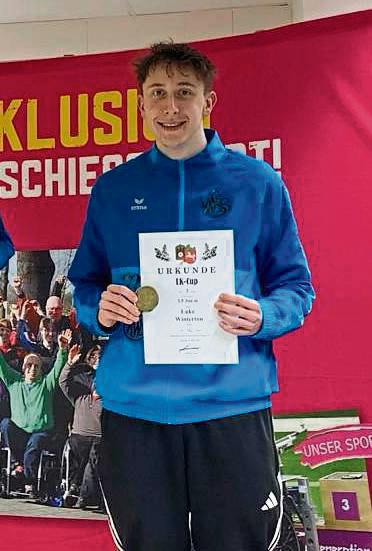Nahm stolz die Medaille und Urkunde entgegen: Luke Winterton vom SSV Blau-Weiß Lipperbruch nach dem Wettkampf in Hannover.