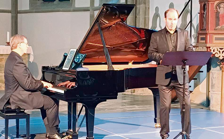 Bariton Tobias Berndt und sein Klavierbegleiter Frank-Immo Zichner holten ihr im Oktober ausgefallenes Gastspiel in der Lippstädter Jakobikirche nach. Foto: Boronowsky