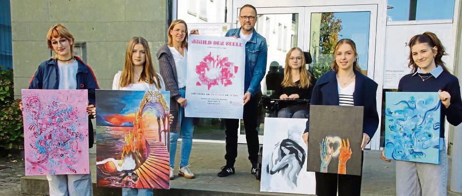 Einige Bilder hatten die Schüler mitgebracht. Bürgermeister Alfred Schmidt (4.v.l.) und Kristin Cordes (3.v.l.) von der Gemeinde Anröchte freuen sich auf die Ausstellung. Foto: Meschede