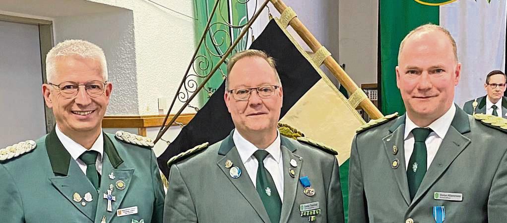 Die Delegierten wählten bei der Bundesversammlung des Sauerländer Schützenbunds Stefan Tremmel (M.) zum neuen Bundesoberst, Stefan Albersmeier (r.) zum stellvertretenden Bundesoberst und Thomas Jostes zum Bundesschriftführer. Foto: Gerwin