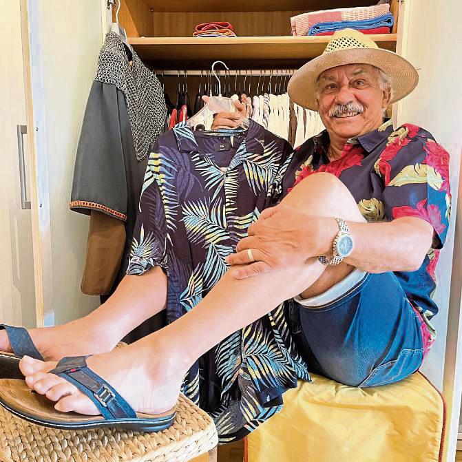 Hawaii- statt Kettenhemd: Wenn Bernhard Bartscher nicht gerade in seiner Paraderolle als Graf Bernhard unterwegs ist, trägt er im Sommer gerne kurz und leger. Baumwolle ist dabei Pflicht. Schwitziges Polyester mag er nicht. Foto: Friedrich