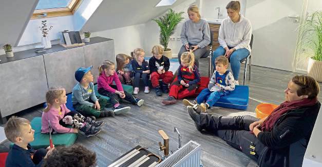 Gebannt lauschten die kleinen Besucher im Sanitärbetrieb.