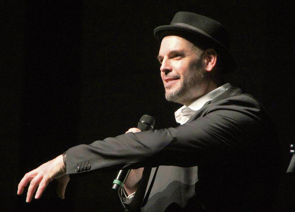 Bas Böttcher ist einer der Begründer der deutschen Spoken-Word-Szene. Im Lippstädter Stadttheater begeisterte er als erster Poetry-Slammer beim Wortfestival. Foto: Andreas Balzer
