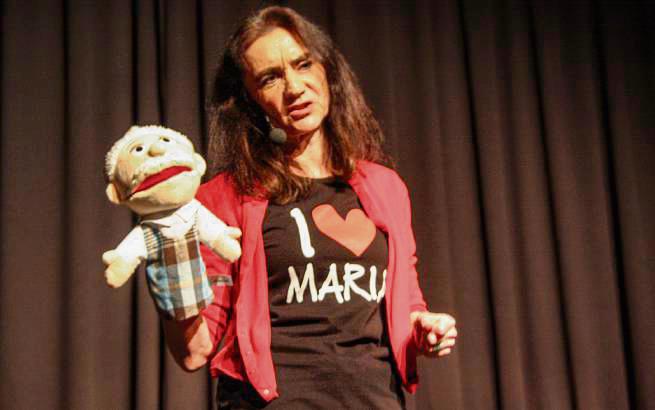 Die Kabarettistin Corinna Freudig bei ihrem Auftritt auf der Schlossbühne Overhagen. Foto: Helga Wissing