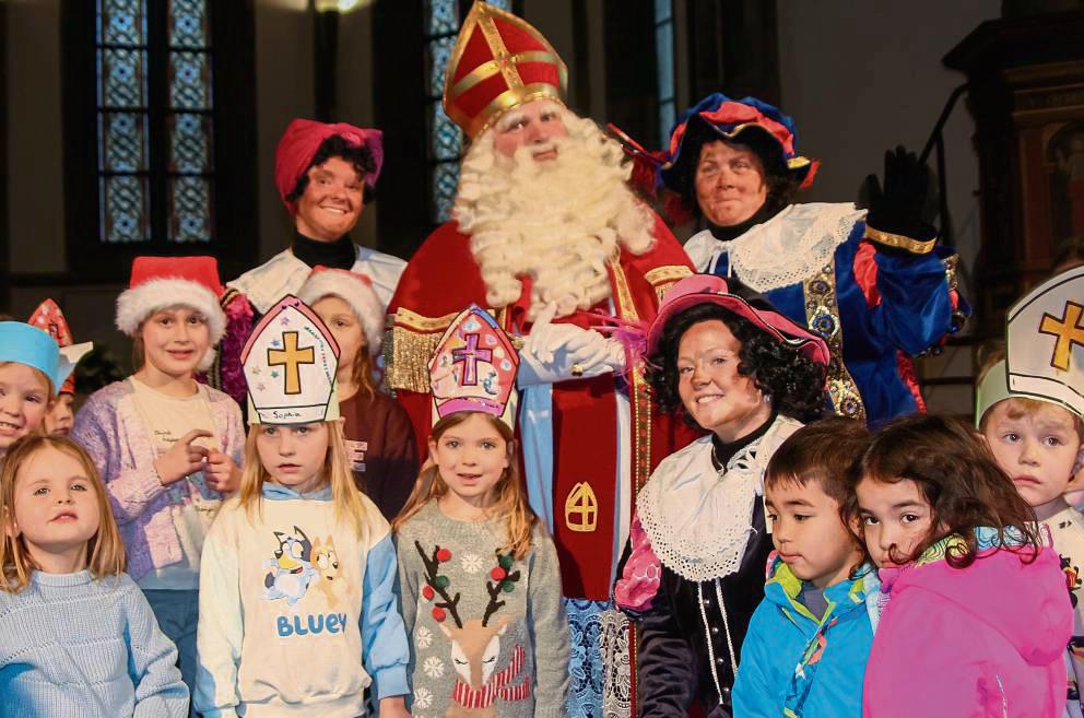 Mit Pieten, Liedern und Geschenken: Sinterklaas erobert Lippstadt – und die Kinder in der Jakobikirche staunen. Foto: Helga Wissing